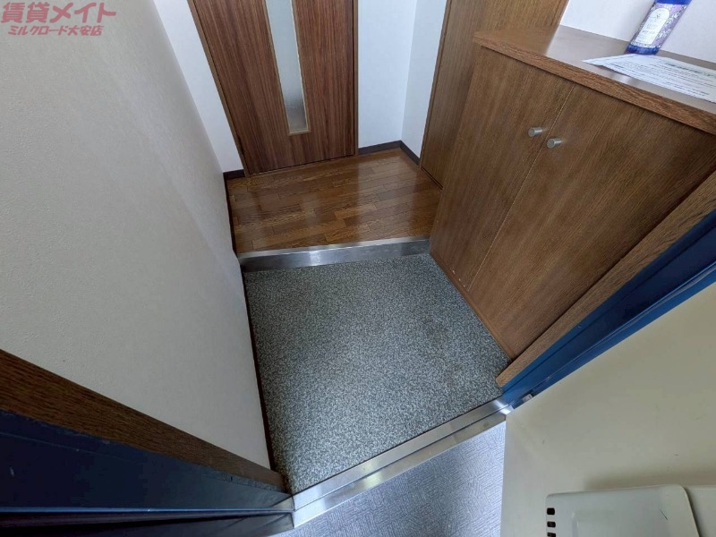 玄関　同物件、別部屋写真です