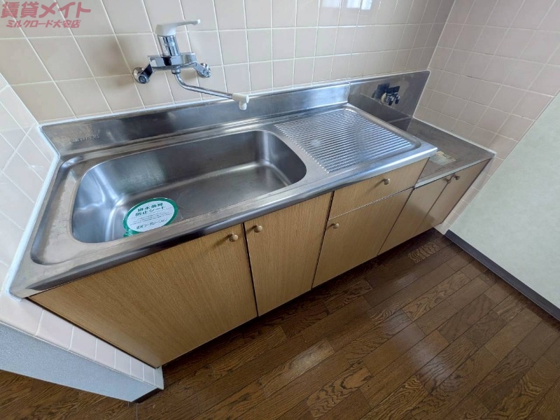 キッチン　同物件、別部屋写真です