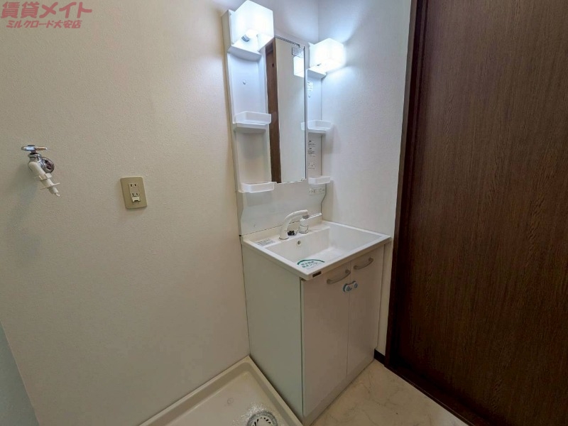 洗面設備　同物件、別部屋写真です