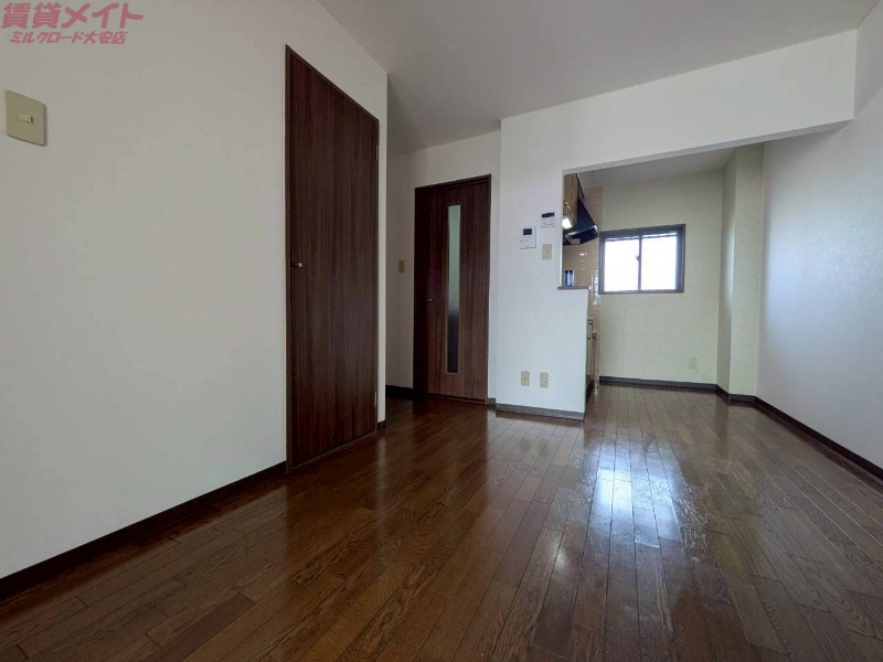 居室・リビング　同物件、別部屋写真です