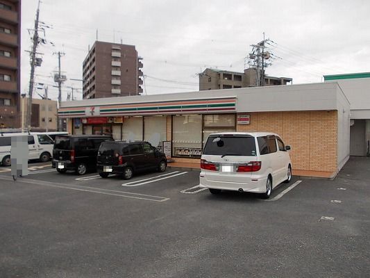 コンビニ　セブンイレブン様（コンビニ）まで220m