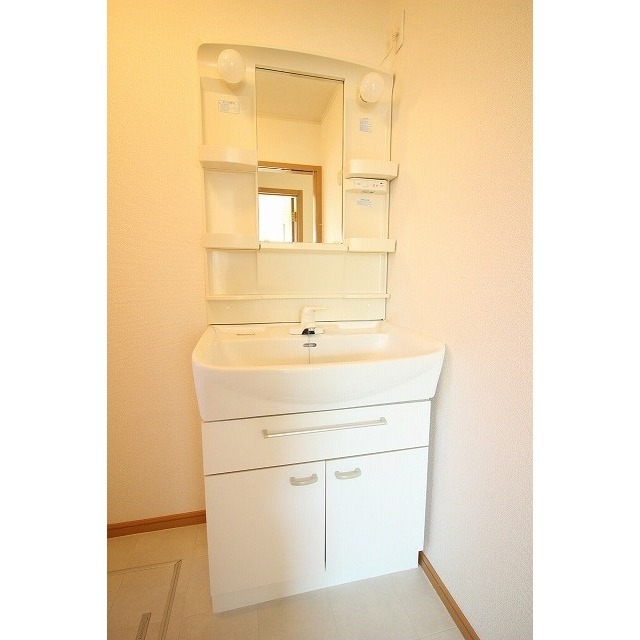 洗面設備　写真は別部屋のものとなります。