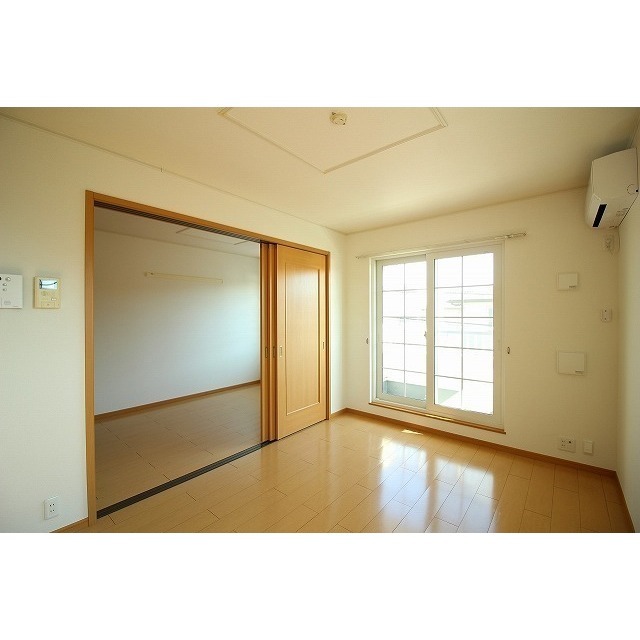 居室・リビング　写真は別部屋のものとなります。