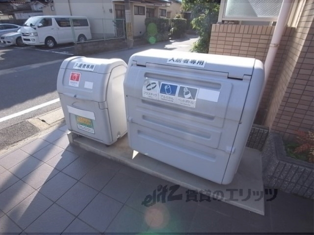 エントランス　ゴミ置き場