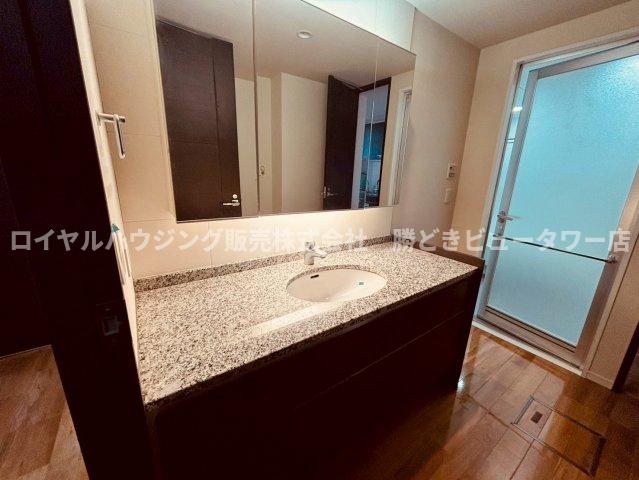 洗面設備　高級感のある洗面台です