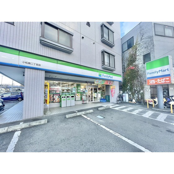 コンビニ　ファミリーマート小松島二丁目店（コンビニ）まで243m