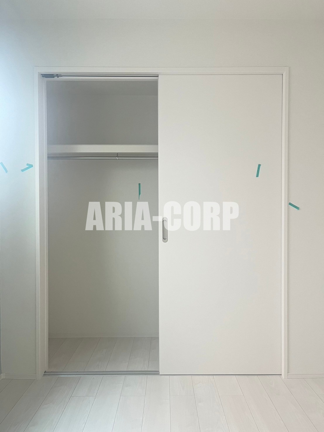 収納　壁一面のクローゼット。上部には便利な棚付き♪