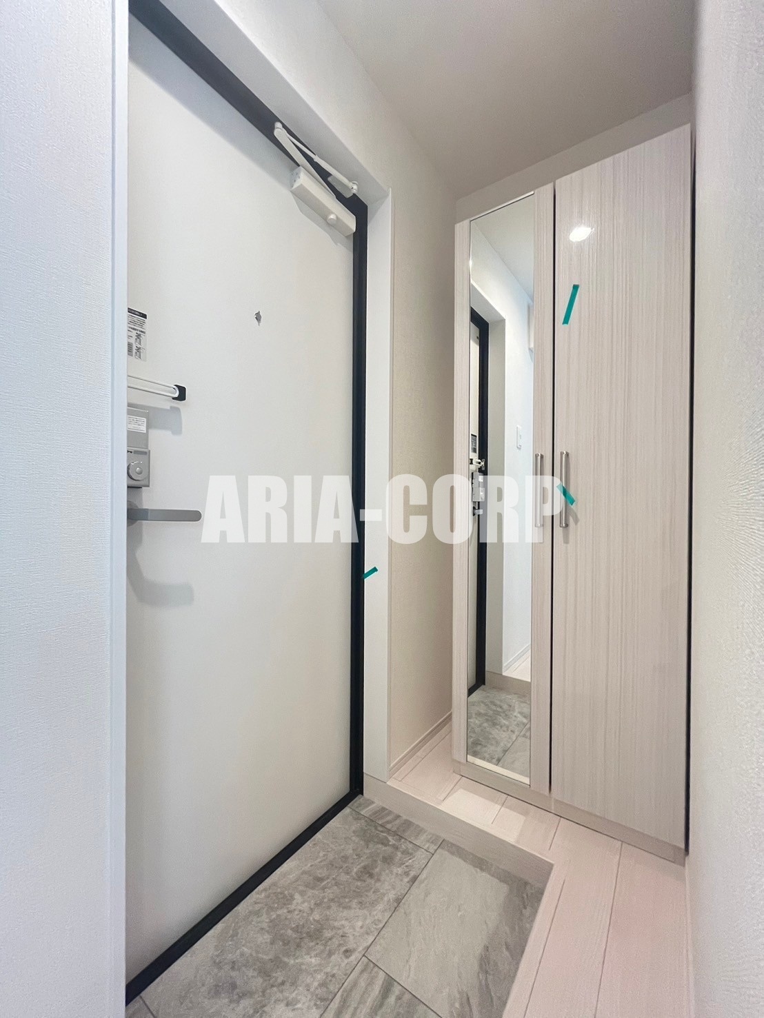 玄関　姿見付き大容量シューズボックスあり♪