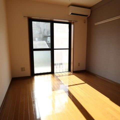 居室・リビング　☆明るい洋室☆