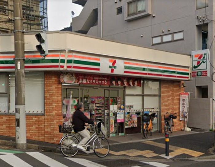 コンビニ　セブンイレブン（コンビニ）まで212m