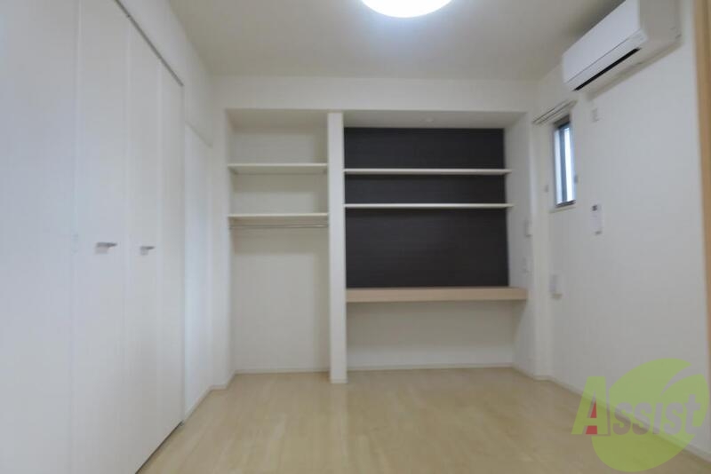 その他部屋・スペース　５．９帖洋室はベッドを置いて寝室に、飾り棚でよりオシャレに