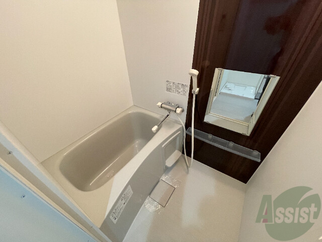 バス・シャワールーム　バスルームは狭すぎず、シャワーも浴びやすそうです。