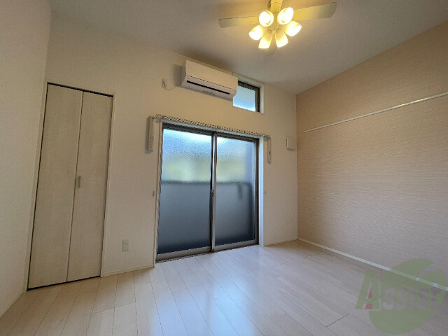 居室・リビング　リビングは、広々していて陽当たりもよさそうですね。