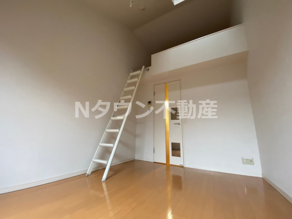 その他　落ち着いた色調の洋室です