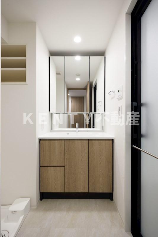 洗面設備　明るい洗面所です