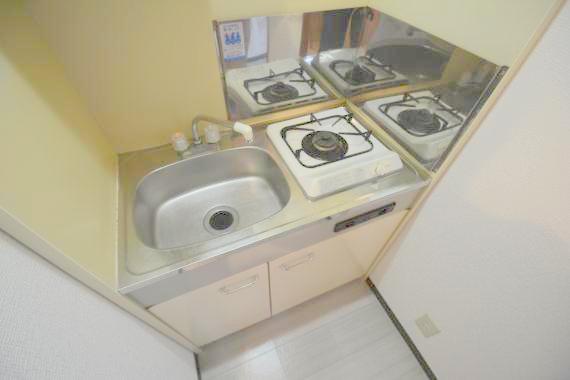 キッチン　ピカピカのミニキッチンです。お料理が楽しくなりますね。