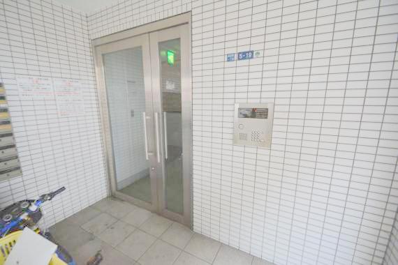 エントランス　オシャレなエントランスは安心のオートロック付きです。