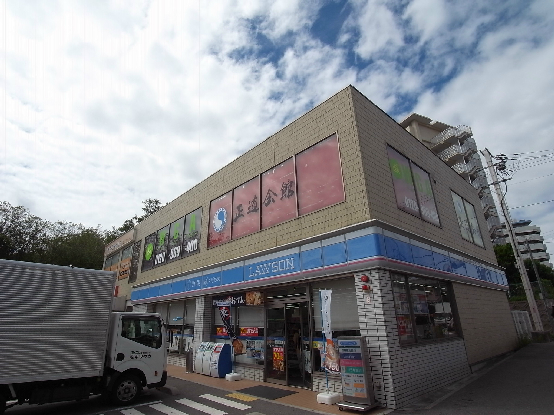 コンビニ　LAWSON 北区鈴高前店（コンビニ）まで833m