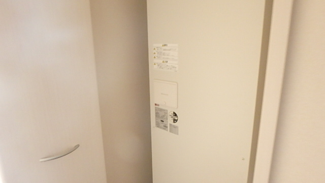 玄関　電気温水器