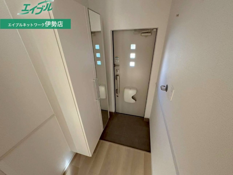 玄関　同タイプ部屋写真です。