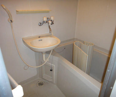 バス・シャワールーム　浴室は洗面台付き