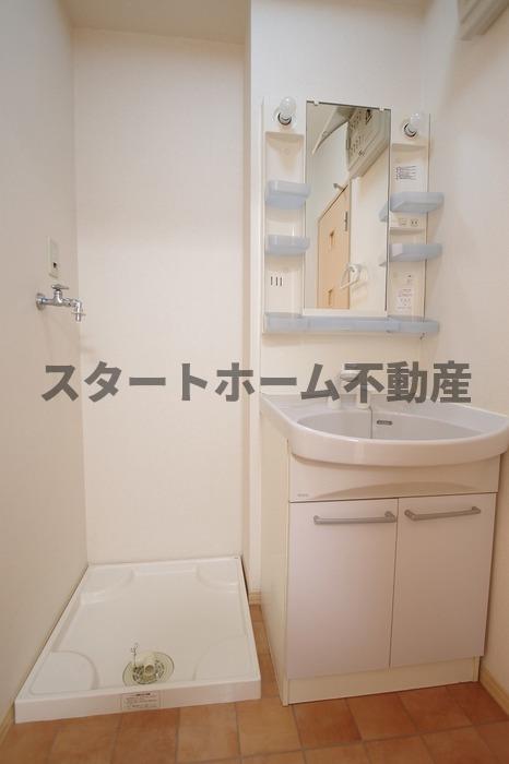 洗面設備　明るい洗面所です