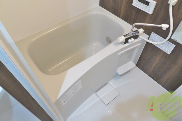 バス・シャワールーム　こちらはバスルームです。一日の疲れをここで癒してください。