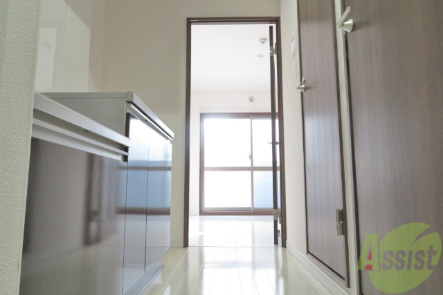 玄関　玄関から撮影しました。陽が差して明るい雰囲気ですね。