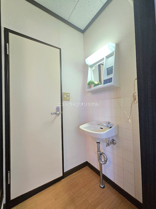 洗面設備　コンパクトな独立洗面台