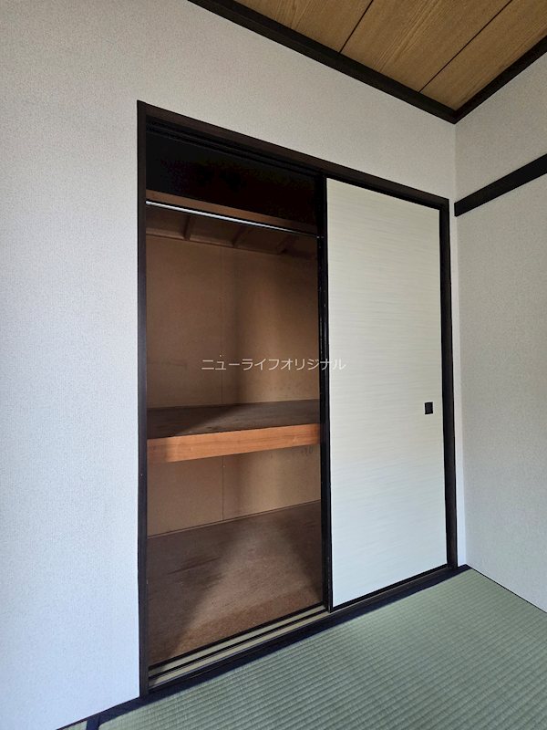 収納　押入れ付きで布団も楽に収納可能です。