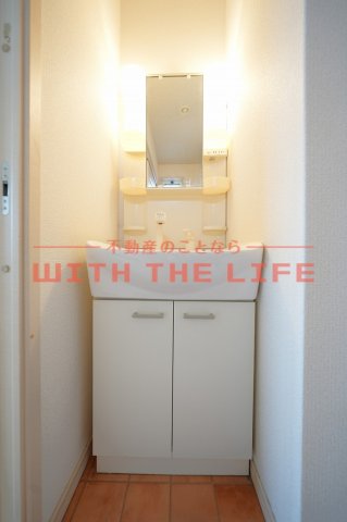 洗面設備　独立洗面化粧台が付いています