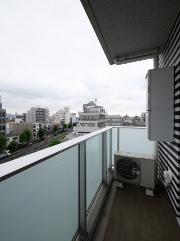 バルコニー　明るい色調の室内です