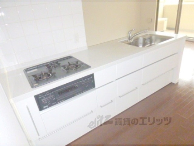 キッチン　３口コンロとグリル付きのシステムキッチン