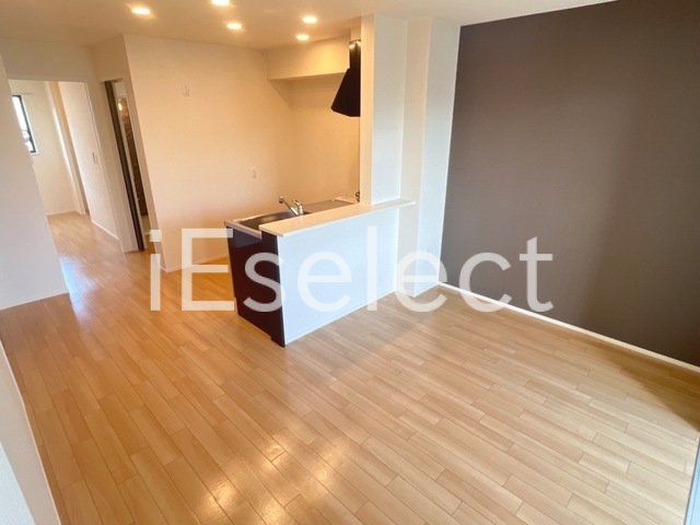 居室・リビング　アクセントクロスがおしゃれなリビングです