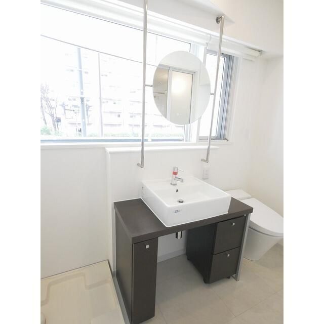 洗面設備　スペースが確保できる洗面所です