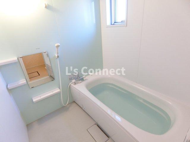 バス・シャワールーム　足を伸ばして入れる１坪浴室。追焚き、浴室乾燥付き。