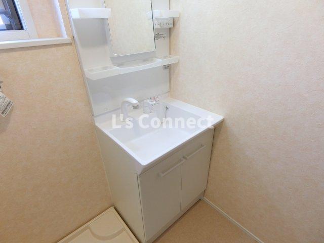 洗面設備　朝の支度もスムーズな独立洗面台。