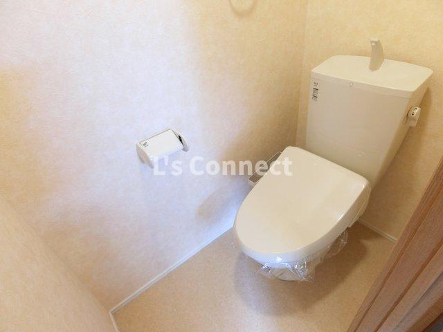 トイレ　温水洗浄便座付きのトイレ。