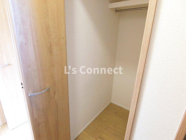 その他設備　廊下にも収納付き。