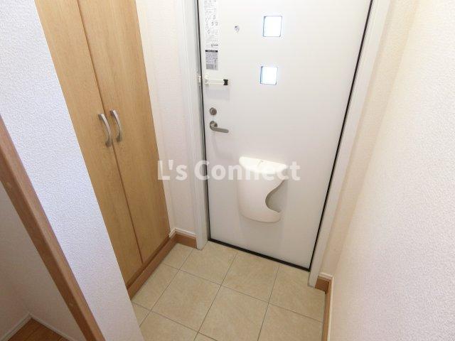 玄関　玄関には背の高い下駄箱と収納付き。