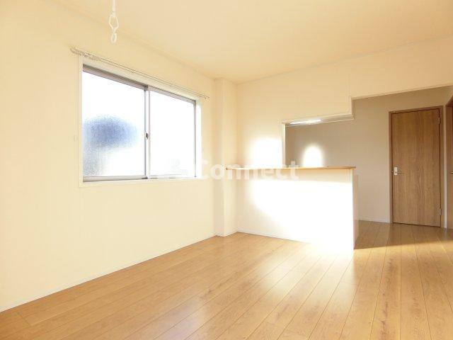 居室・リビング　角部屋で２面に窓があります。