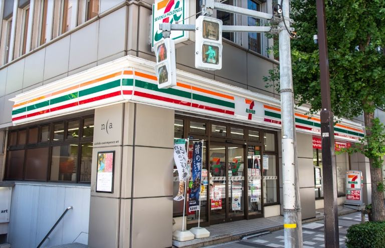 コンビニ　セブンイレブン中央区八丁堀4丁目店（コンビニ）まで207m