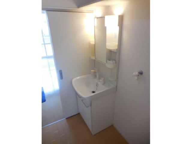 洗面設備　足を濡らさずに使える独立洗面化粧台