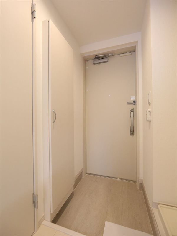 玄関　玄関　シューズボックス付（収納充実してます）