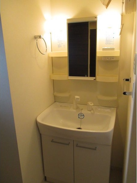 洗面設備　※写真は同じマンションの違う部屋のものになります。