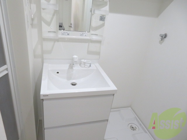 洗面設備　シャワー付きの洗面台で、朝の準備が捗りそうですね。