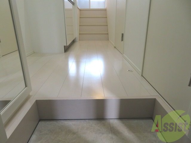 玄関　玄関はお客さんが来ても問題ない広さです。