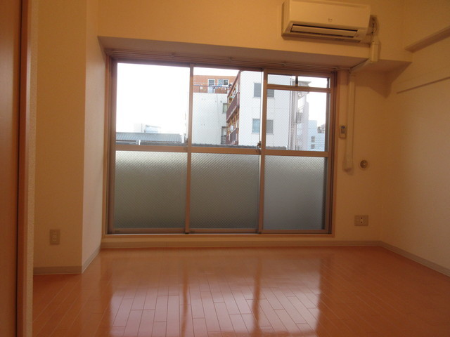 居室・リビング　３枚サッシで明るいですよ