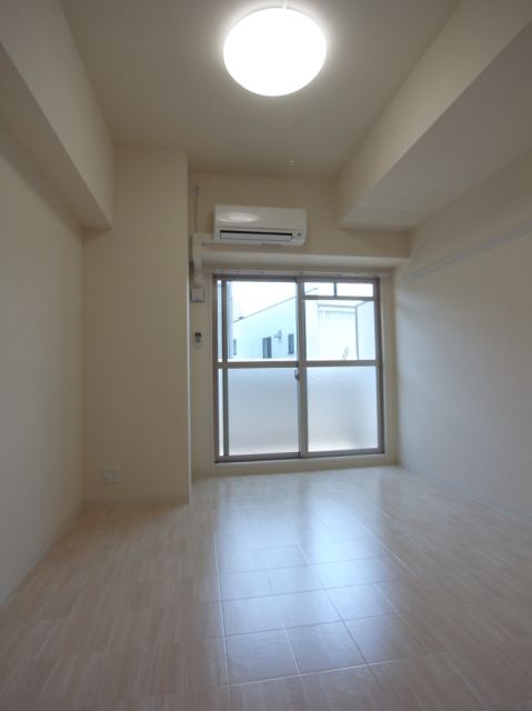 眺望　白っぽい色調で明るく見える洋間