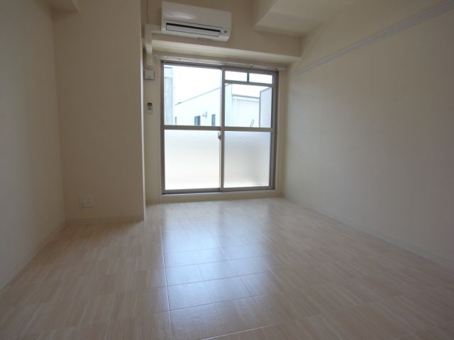 バルコニー　白っぽい色調で明るく見える洋間